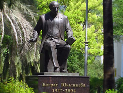 В Сухуме, на набережной Махаджиров открыт памятник народному поэту Абхазии Баграту Шинкуба